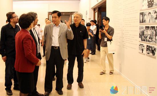 领导和嘉宾观看展览