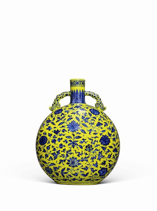 清雍正 柠檬黄地青花缠枝莲纹双龙耳扁壶 H:37 cm 款识:大清雍正年制 来源:英国藏家旧藏