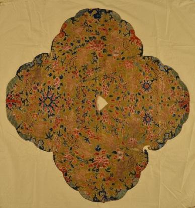 (DE6757) 明 满绣凤穿牡丹纹大云肩 L111×103 备注:Myrna Myers旧藏;