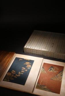 (DE6769)明 缂丝山水花鸟册页 33×21墨书题“明 缂丝十二页 庚辰春三月重装”;钤印“合肥李氏望云草堂珍藏金石书画之章”