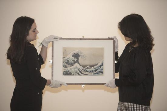 工作人员在展示巨浪