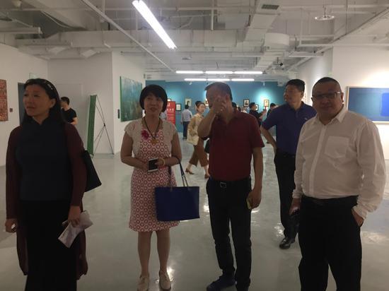 百家湖国际文投总裁黄炳良(右一)在展览现场