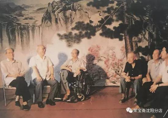 在四人画展前厅,中国辽宁博物馆名誉馆长、研究员杨仁恺及鲁迅美术学院院长、教授宋惠民与四老一起亲切交谈。