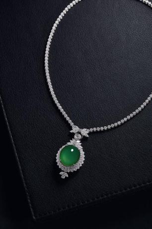 LOT 2067 JADEITE AND DIAMOND PENDANT NECKLACE