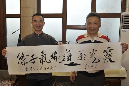 易居中国首席技术官、易居中国创新研发中心董事长、库拍联合创始人兼CEO 彭少彬先生与香港著名作家、书画家吴欢先生