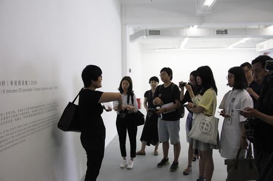 影像单元策展人焦雪雁向观众讲解影像作品
