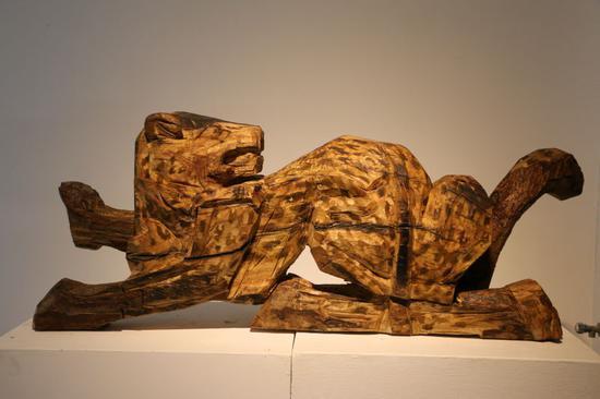 荆 可 雅《 原 野 - 豹 》 材料:樟木/尺寸:110cm*43cm*140cm