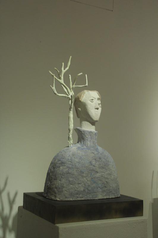 《窥》 梁国兴 材料:石膏 尺寸:50cm*25cm*75cm