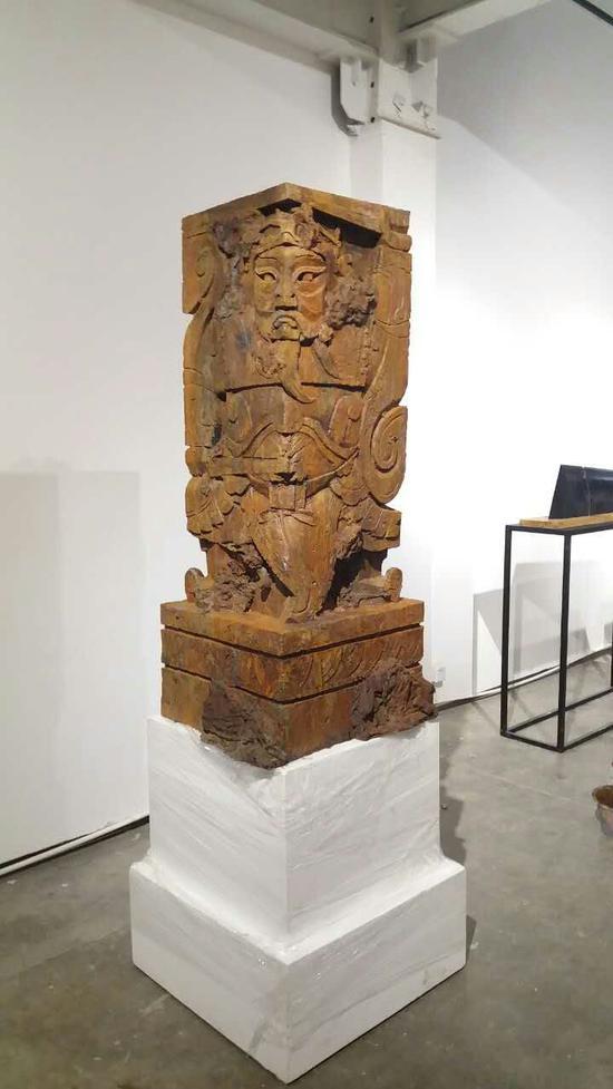 《门神》 张玉琛 材料:玻璃钢、石膏、铁粉 尺寸:140×45×45cm 140×45×45cm