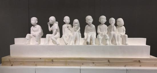 任鹏顺 《生在红旗下》 材料:石膏 尺寸160x38x50
