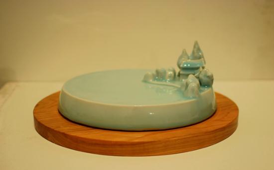 《平湖秋月》 材质:陶瓷 尺寸:长40cm*宽28cm*高28cm