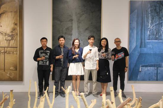 开幕式嘉宾合影(左起:展览策划罗吟、南京艺术学院美术馆学术部主任郑闻、iSGO 集团的CEO Maria女士、艺术家旁滨、泓洋国际创始人祁晓红女士、新浪当代艺术频道执行主编张长收)