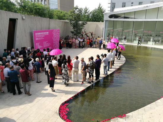 “红——当代油画女性艺术家作品展”开幕现场