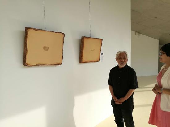 艺术评论家栗宪庭(左)参观展览