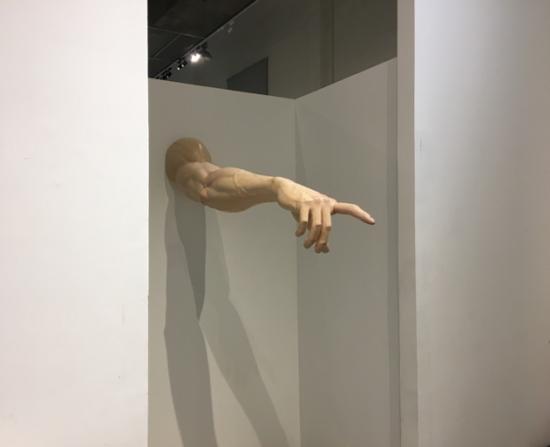 蔡冠杰 《喂,你,对,就是你》材料:树脂 综合材料 尺寸:180cm x 30cm x 30cm