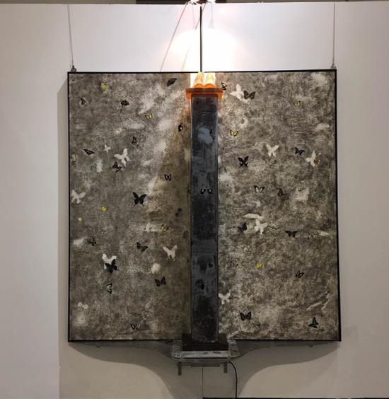 杨旭芳 《在对面做梦》材料:松香,金属,画,加热装置 尺寸:200× 200,80×90