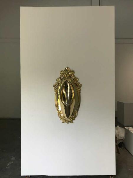 李新坡 《撒泡尿照照》 材料:综合材料 尺寸:120 ×60