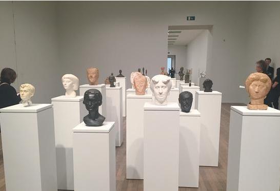 展览第一个厅展示的头像雕塑作品方阵,涵盖了贾科梅蒂多个时期的风格