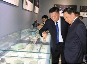 景德镇市政协主席黄康明(左一)陪同全国政协副主席刘晓峰(右一)参观《“国之瑰宝”——中国景德镇陶瓷文化展》首展