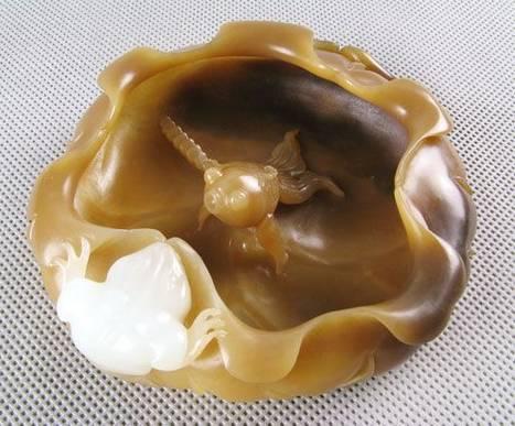 雕琢后的作品:荷花笔洗