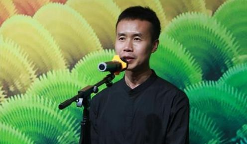 开幕式现场艺术家李洪波致辞