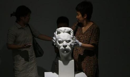 现场观众在体验教具系列作品