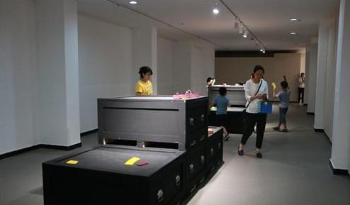 展览现场中央美院教授吕胜中在拍摄作品