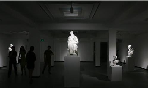 展览现场观众在观展