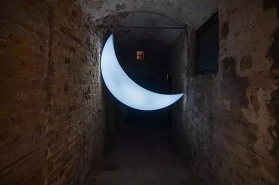 俄罗斯普希金博物馆首次参加威尼斯双年展的方式是官方平行展,图为展览作品《一个人的月亮》图片:AD