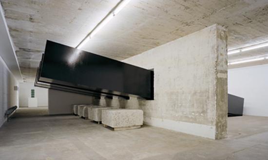 Santiago Sierra,《Construction and installation of TeerbeschichtetenForms, with the masses》,2002。摄影:Noshe。