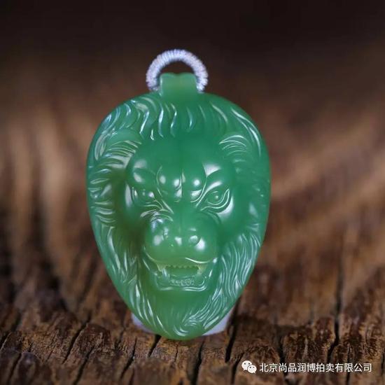 02190李剑 河磨玉醒狮 规格:3.9×2.6×1.4cm 重量:20g 白度:河磨玉 脂份:高 密度:好 款识:龙腾、腾 起拍价:无底价 附艺术家证书