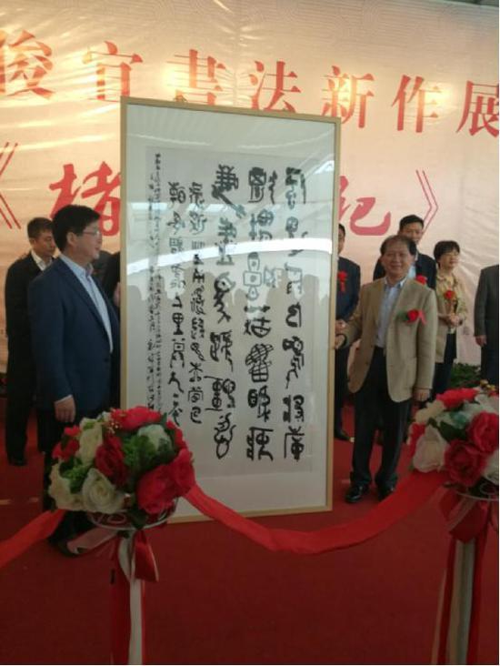 包俊宜先生向宣纸博物馆捐赠作品仪式现场,胡文军董事长接受捐赠。