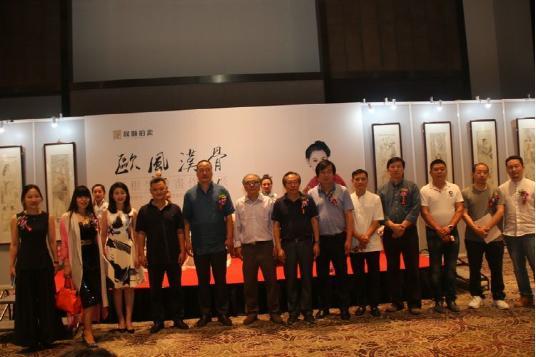 画家王根生与参加画展的部分嘉宾合影