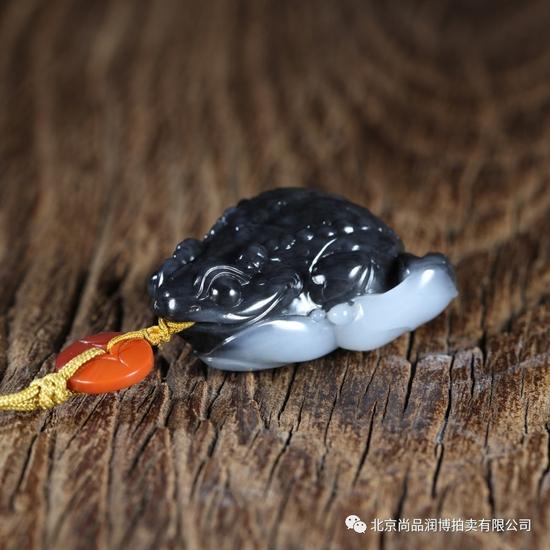 02209冯钤 和田玉青花 护花使者把件规格:4.9×4.0×2.2cm 重量:56g 白度:青花 脂份:高 密度:好 款识:冯 起拍价:无底价 附艺术家证书