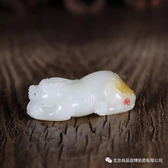 02173唐奇伟 和田玉籽料福兽 规格:5.9×2.7×2.1cm 重量:51g 白度:近一级 脂份:高 密度:极好 款识:唐 起拍价:无底价 附艺术家证书
