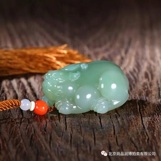 02226王炯恒 和田玉翠青瑞兽 规格:5.1×3.8×2.0cm 重量:73g 白度:翠青 脂份:高 密度:好 款识:炯 起拍价:无底价
