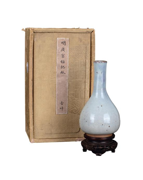 023 明 宜钧釉天青色胆瓶 本品瓶为小口,细长束颈,溜肩,鼓腹,圈足,足部平滑,紫砂胎,通体施天青釉,足底露胎,瓶身比例匀称,线条自然流畅,造型优美,釉质光润。因腹部像悬胆状及口部以下似鹅颈状,也有称谓“胆瓶”或者“鹅颈瓶”。 MING DYNASTY, SUITABLE GLAZE GREEN GALLIPOT H:16cm RMB: 50,000-80,000