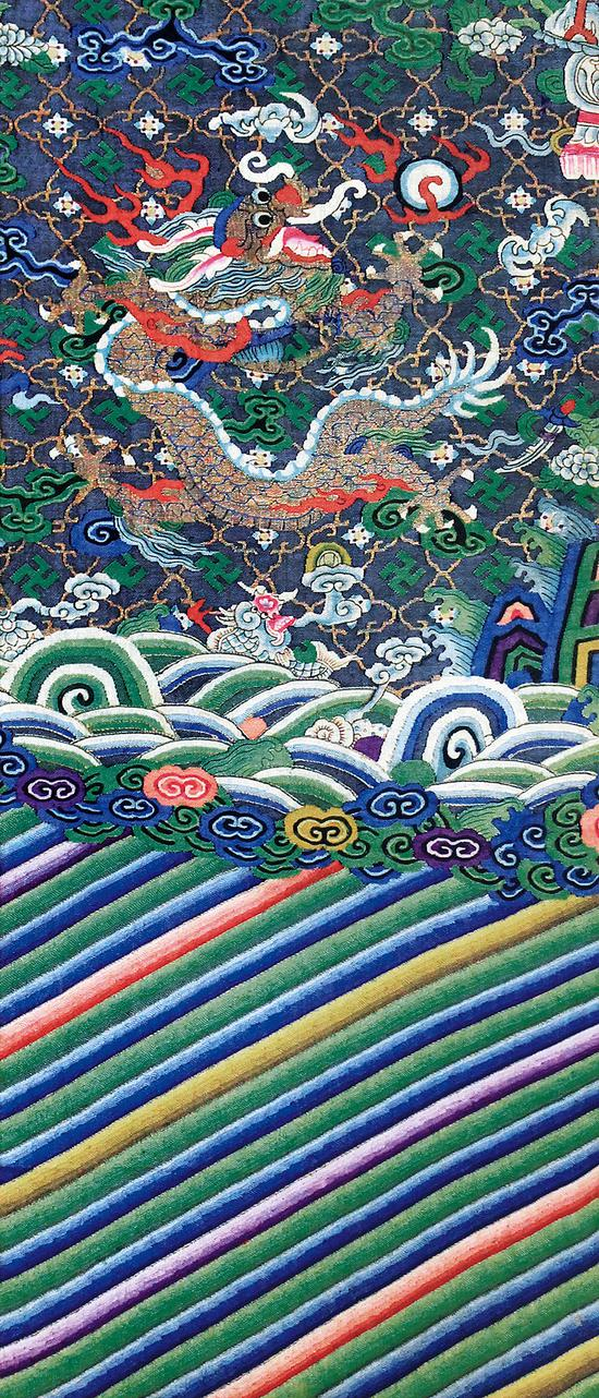 002清 龙纹缂丝 海水江牙立水较高,平水上饰以宝瓶、鳌头、盘长、宝幢、法轮等物事。宝瓶内插戟三只,寓意平升三级。所见两团龙纹,均为行龙,用金线盘製,周身饰云蝠纹。 Qing Dynasty, Dragon vein and weaving silk 78×33cm RMB: 30,000-50,000