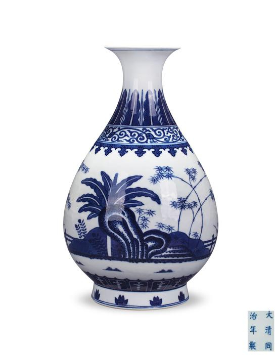 009 清同治 青花竹石芭蕉纹玉壶春 拍品器形隽秀,线条流畅,胎体坚致,釉面光洁莹润。腹部绘青花竹石芭蕉图,庭院栏杆停匀,两组芭蕉竹石掩映其前,生机盎然,富有园林小景的别致雅趣;颈部饰蕉叶纹、卷叶纹、如意头纹,胫部饰变形莲瓣纹和朵花纹。纹饰描绘精细,湖石皴法自然,笔意娴熟,构图疏密得当,给人以水墨画的清幽之感,颇具永宣风骨。青花竹石芭蕉图玉壶春瓶始烧於明永乐时期,清代承袭烧造,为官窑传统品种。底落“大清同治年製”六字双行楷书款。 参阅:《宫廷珍藏——中国清代官窑瓷器》页409,《文物选粹》页110,页111。 来源:Percival David Foundation.NO198。伦敦1992年 Elegant Form and Harmonious Decoration展。 Tongzhi Reign Period of Qing Dynasty, Blue-and-white takeishi banana stripe Jade Jar Spring H:29.5cm RMB: 120,000-180,000