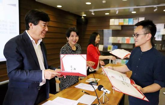 高洪书记、谢蕾女士、樊华女士分别为获奖的38位同学颁发获奖证书