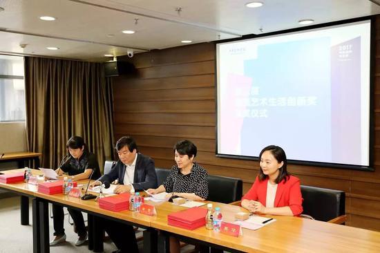 从左至右:中央美术学院学工部部长郭丽、中央美术学院党委书记高洪、宝甄网董事长谢蕾、联合创始人樊华