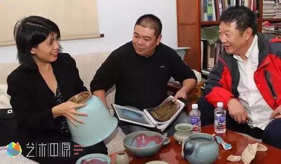 刘志军向梅美玲(左)介绍钧官窑作品相关知识。 牛书培 摄