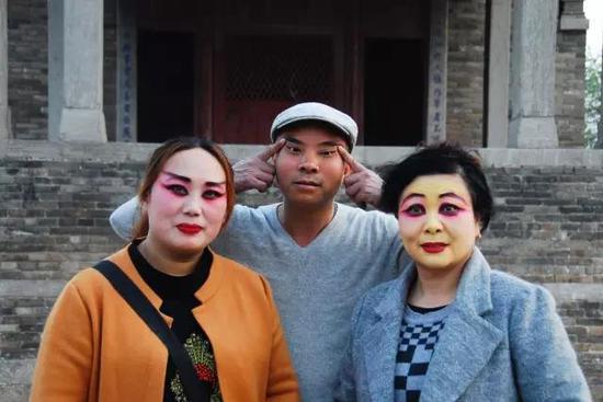 蓝京华与两位豫剧演员