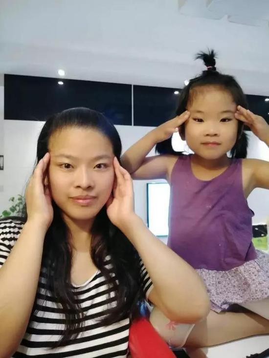 中国,可爱的丹凤眼宝贝,幸福的妈妈