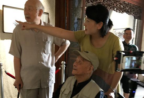 中央美院教授周令钊先生亲临展览
