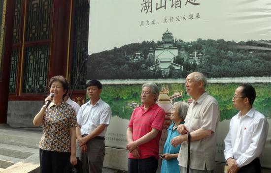 重庆市原副市长鲁善昭宣布展览开幕