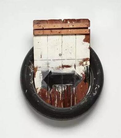罗伯特·劳森伯格(Robert Rauschenberg),《活力迷宫》(Dylaby),1962年,橡胶轮胎,油画涂料作于包装箱木材,铁钉,62.2×;55.9×;33.0厘米。由新南威尔士州美术馆约翰·卡尔多家庭收藏提供。版权所有:罗伯特·劳森伯格/VAGA。悉尼Viscopy授权