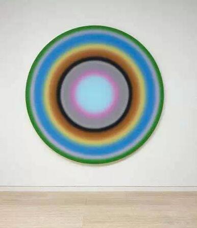 乌戈·罗丁纳(Ugo Rondinone),《siebterjulizweitausendundnull》,2000年,聚合物涂料作于帆布,带标题的有机玻璃牌匾,直径219.7厘米。于新南威尔士州美术馆约翰·卡尔多家族收藏。版权所有:艺术家