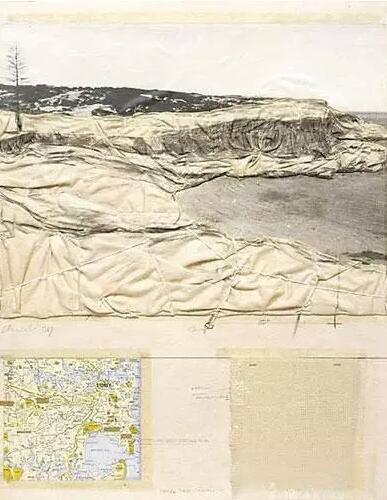 克里斯托,《包裹海岸》,一百万平方英尺,澳大利亚项目,1969年,拼贴画,银胶质照片,彩色胶板印刷,胶带,布料,棉线,订书钉,炭笔,铅笔,有机玻璃盒,72.0×;56.7×;4.5厘米有机玻璃盒。由新南威尔士美术馆提供。版权所有:克里斯托