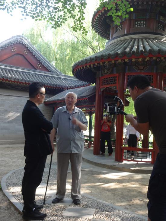 周志龙先生在颐和园接受采访